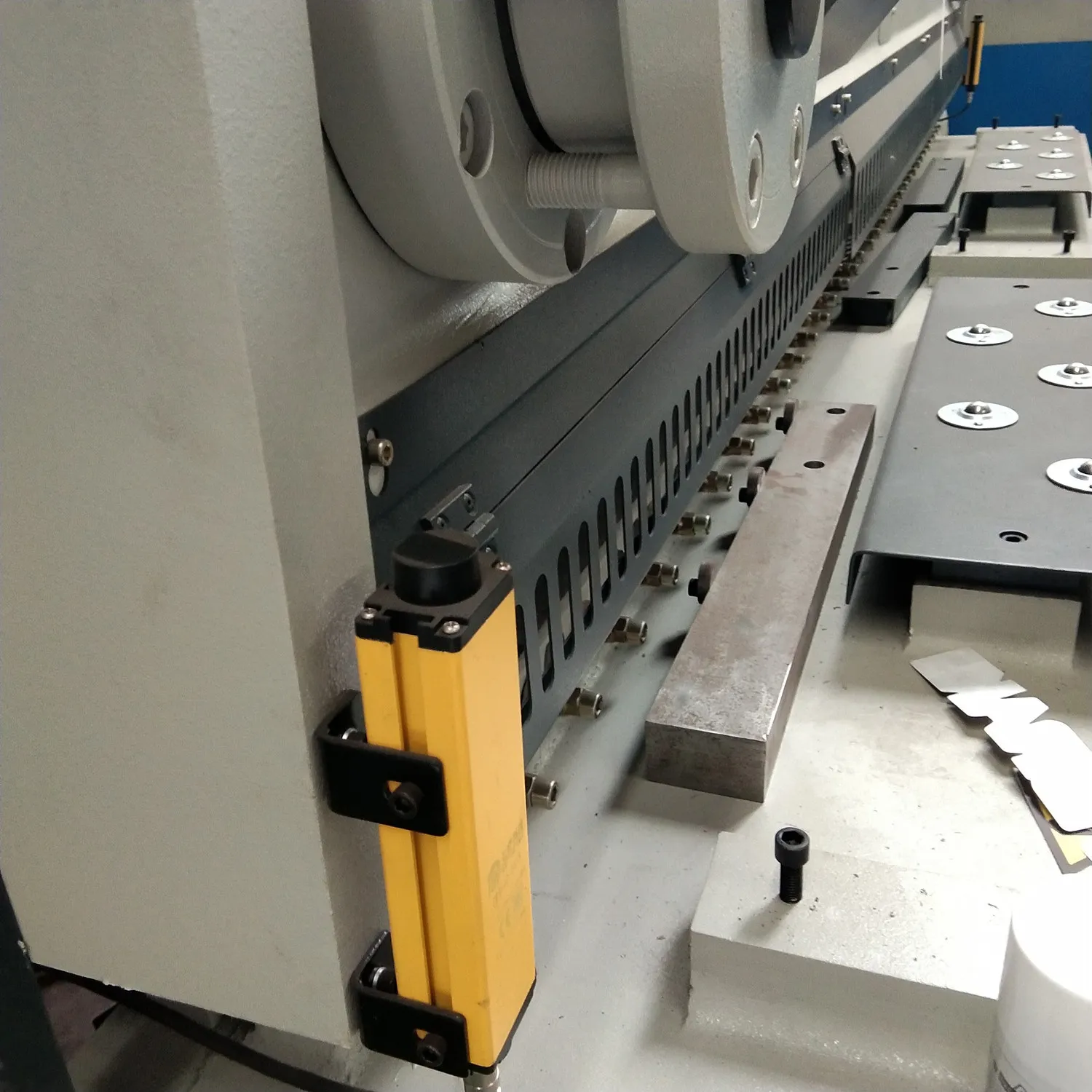 Good Price Guillotine Steel Shears Machine With E21S System For 16Mm Thickness Carbon Steel Good Price Guillotine Steel Shears Machine With E21S System For 16Mm Thickness Carbon Steel