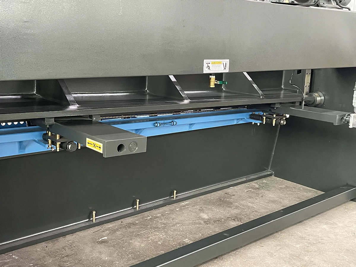 Qc11K-6*3200 Hydraulic Sheet Metal Guillotine Shearing Machine Qc11K-6*3200 Hydraulic Sheet Metal Guillotine Shearing Machine